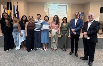 Núcleo de Apoio Contábil e Fiscal (NAF) da Ufes recebendo o prêmio